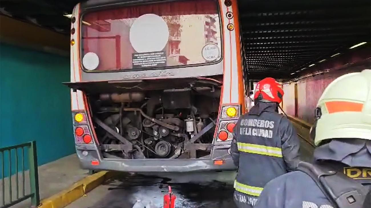 Se incendió un micro escolar: hay 31 alumnos intoxicados