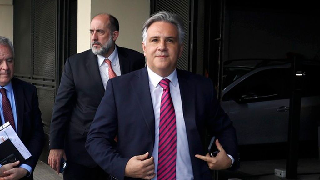 El gobernador de Córdoba vuelve a mirar Wall Street mientras un economista advierte sobre la deuda externa