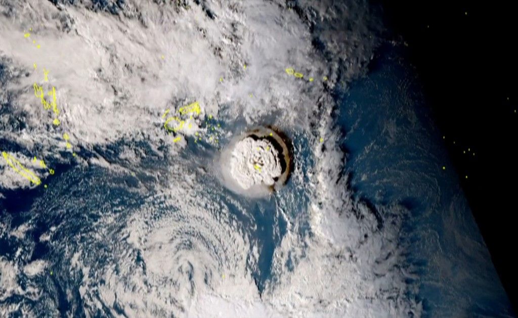 Nueva erupción del volcán en Tonga amenaza con volver a sacudir al Pacífico
