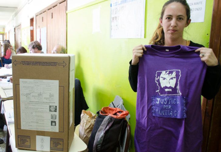 Obligaron a una presidenta de mesa a sacarse una remera de Santiago Maldonado