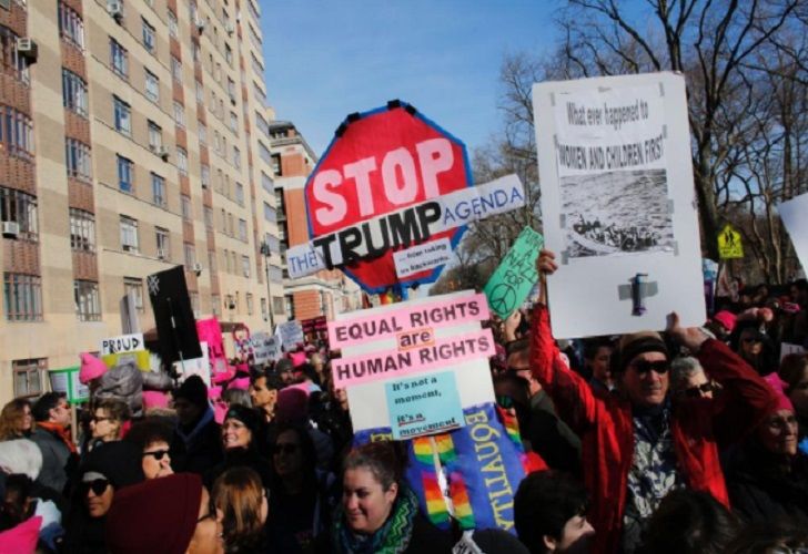 Multitudinaria marcha contra Trump en el primer aniversario de mandato
