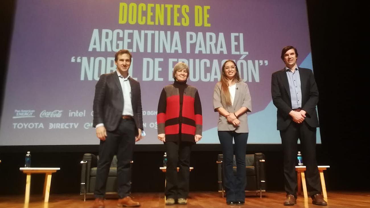 Docentes del "Nobel de la Educación" junto a estudiantes de secundarias