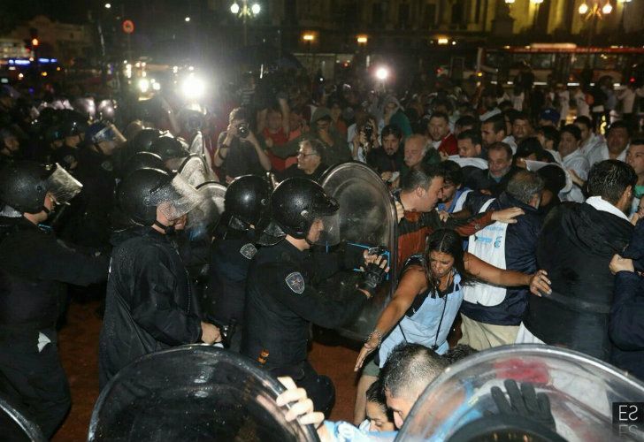 Qué explicó la Ciudad sobre el violento desalojo a los docentes