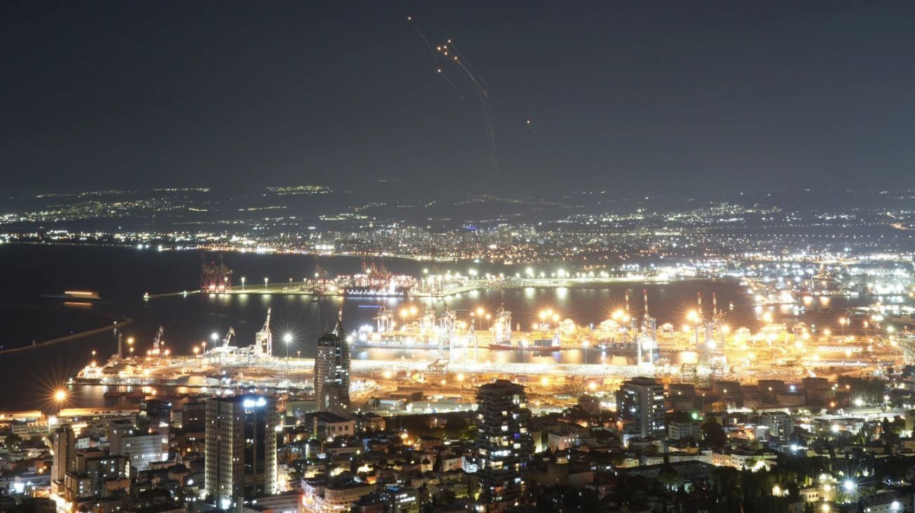 Hezbolá disparó un misil a Tel Aviv, Israel respondió el ataque y se prepara para entrar al Líbano