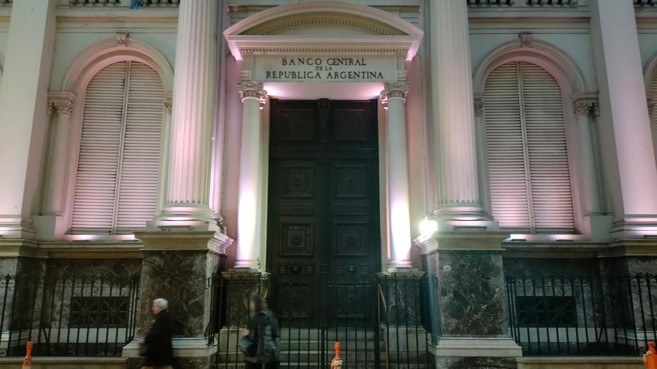 El Banco Central compró dólares por cuarta jornada consecutiva pero las reservas continúan en rojo