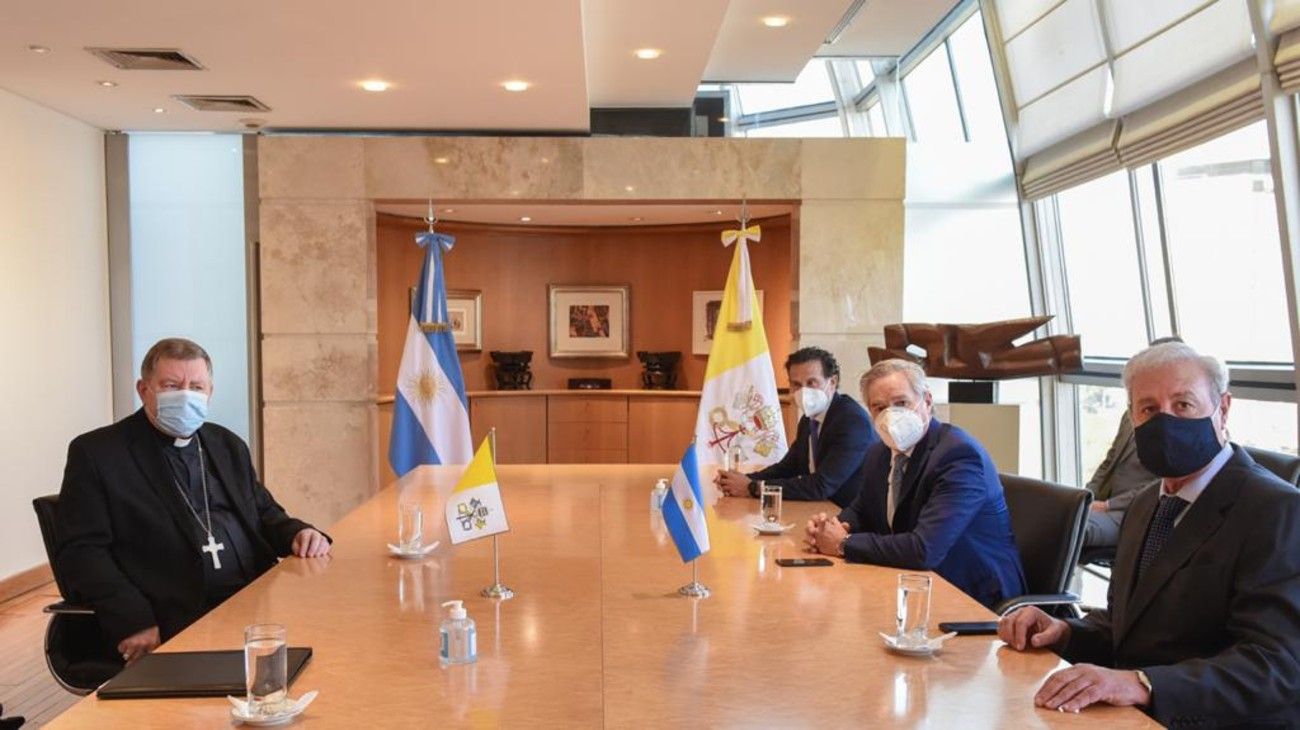 Quién es el nuevo embajador del Papa Francisco en la Argentina