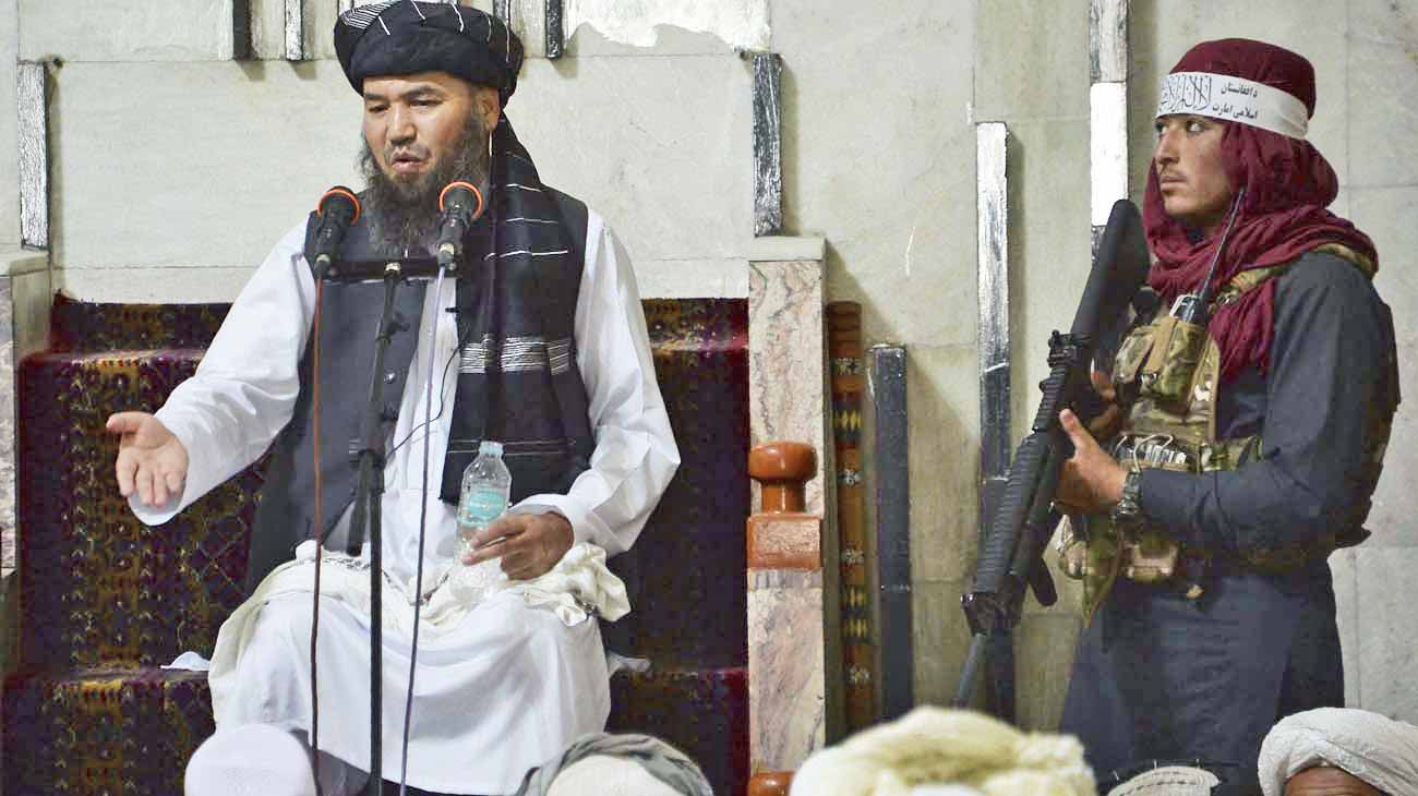 Los talibanes tratan de formar gobierno y enfrentan una resistencia armada