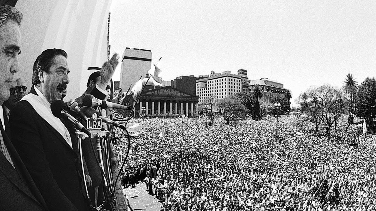 El emocionante primer discurso de Alfonsín como presidente hace 35 años