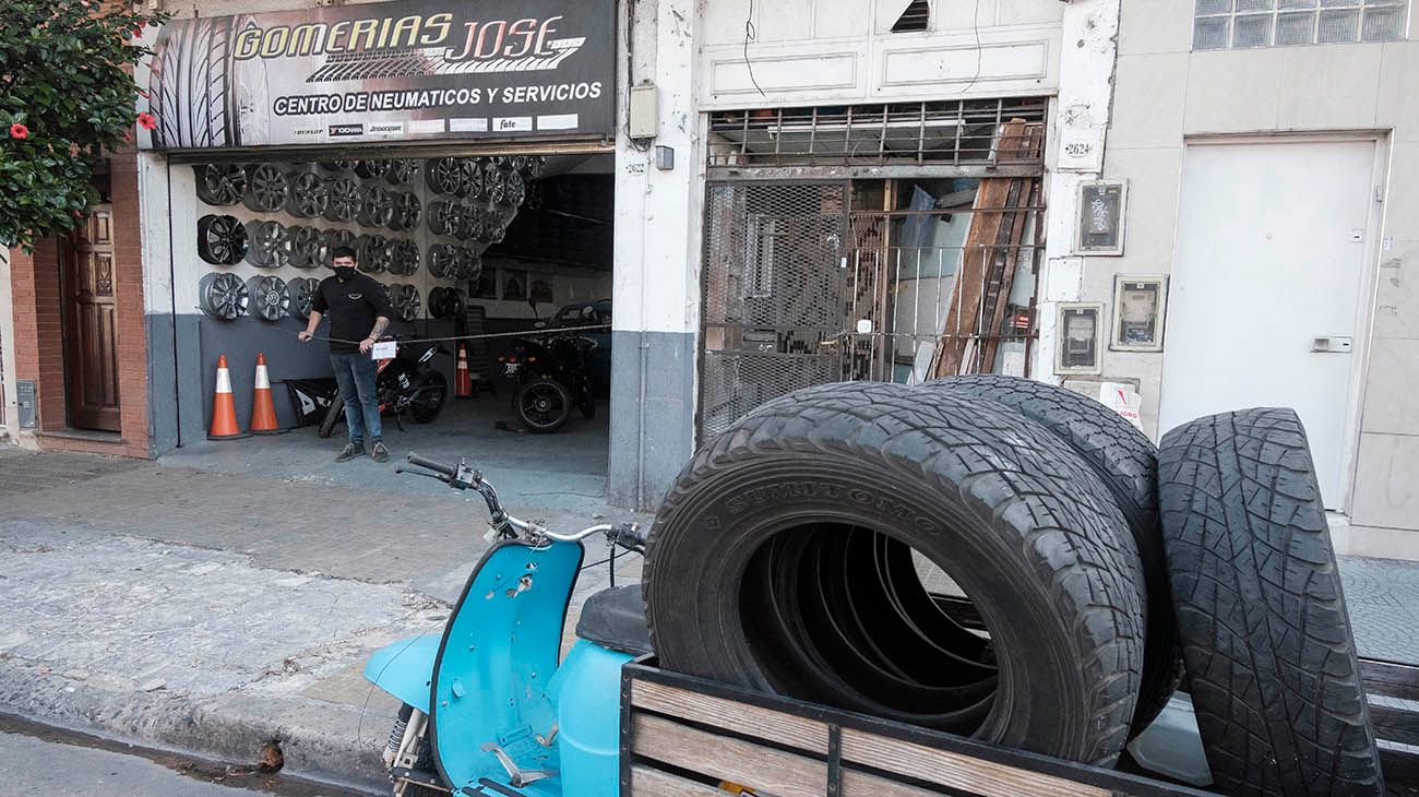 Los talleres de autos y las gomerías atienden a puertas abiertas con restricciones