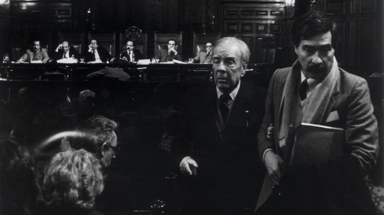 Hace 40 años, Jorge Luis Borges asistía al Juicio a la Juntas para escuchar la declaración de un sobreviviente