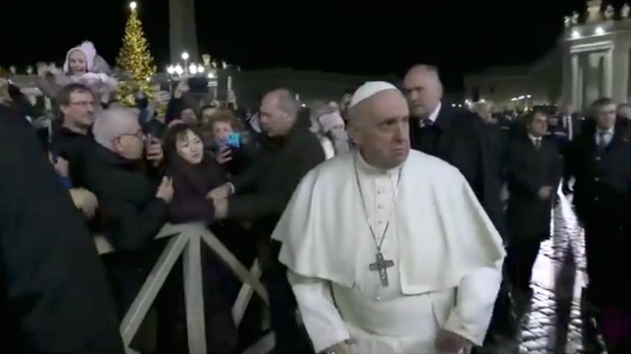 VIDEO | El Papa Francisco le pegó dos cachetadas en la mano a una "peregrina"