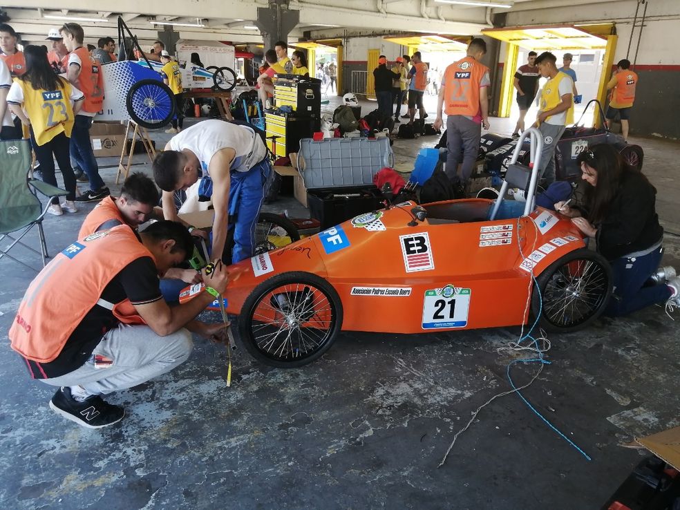 Estudiantes diseñaron autos eléctricos