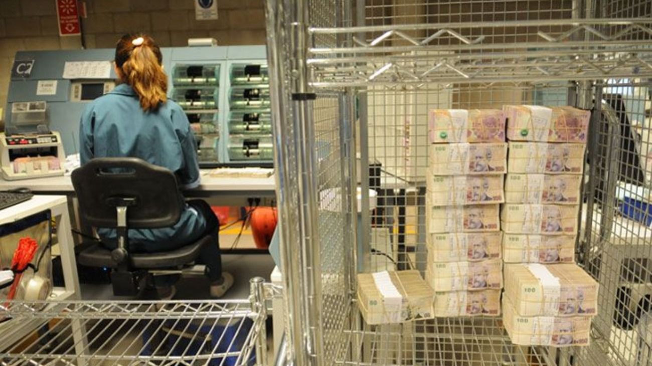 El costo de mover el efectivo en tiempos de tasas altas y más pago electrónico
