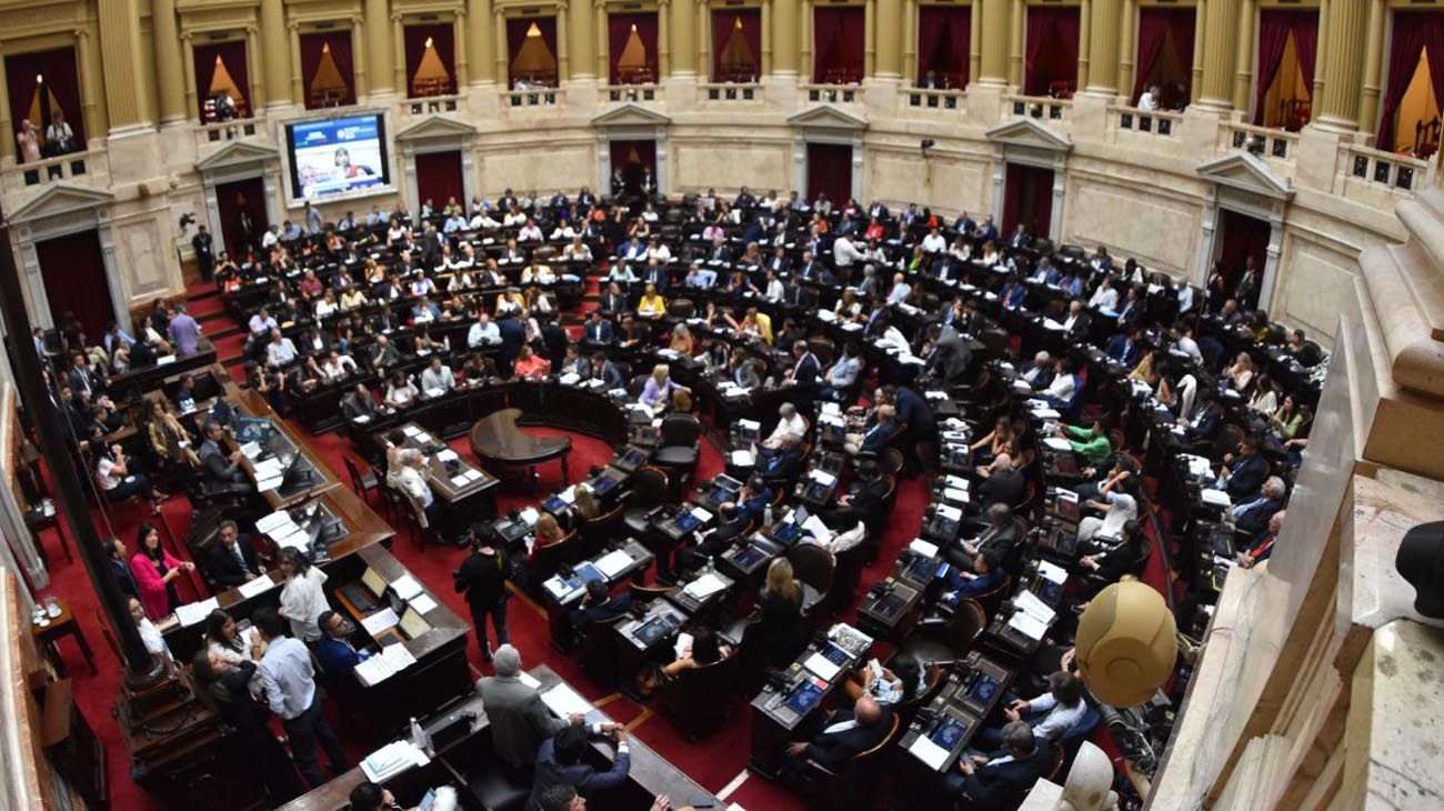 El oficialismo acercó un borrador que reduce la cantidad de empresas a privatizar y acota las facultades delegadas
