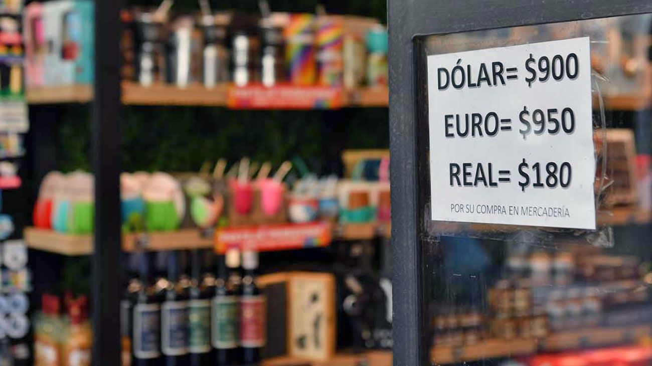 Con un nuevo récord, el dólar blue cerró la semana al alza a $ 885