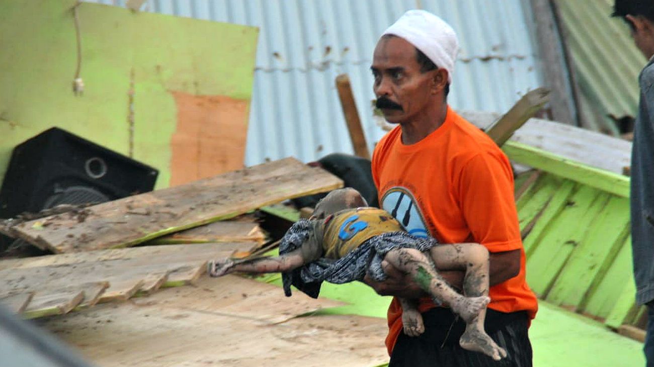 Tsunami: Indonesia es, otra vez, una postal de dolor y desolación