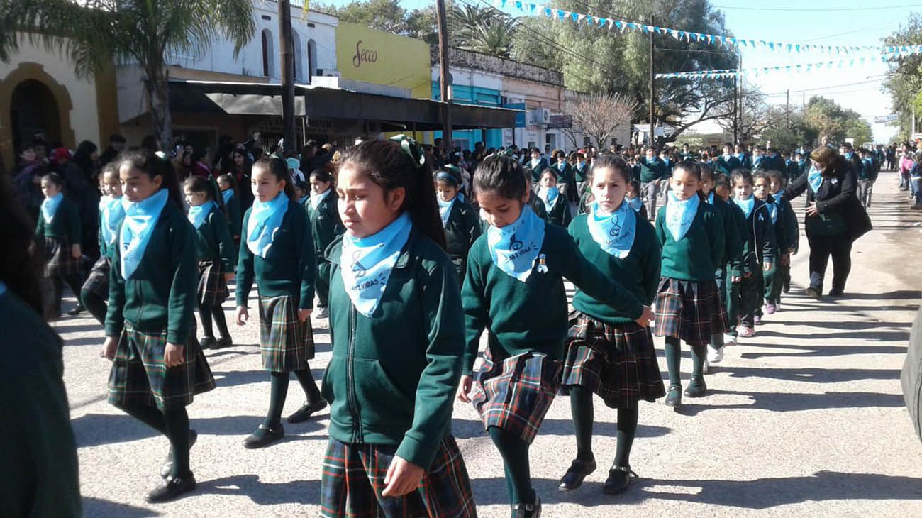 Alumnos de una escuela católica desfilaron con el pañuelo de "salvemos las 2 vidas"