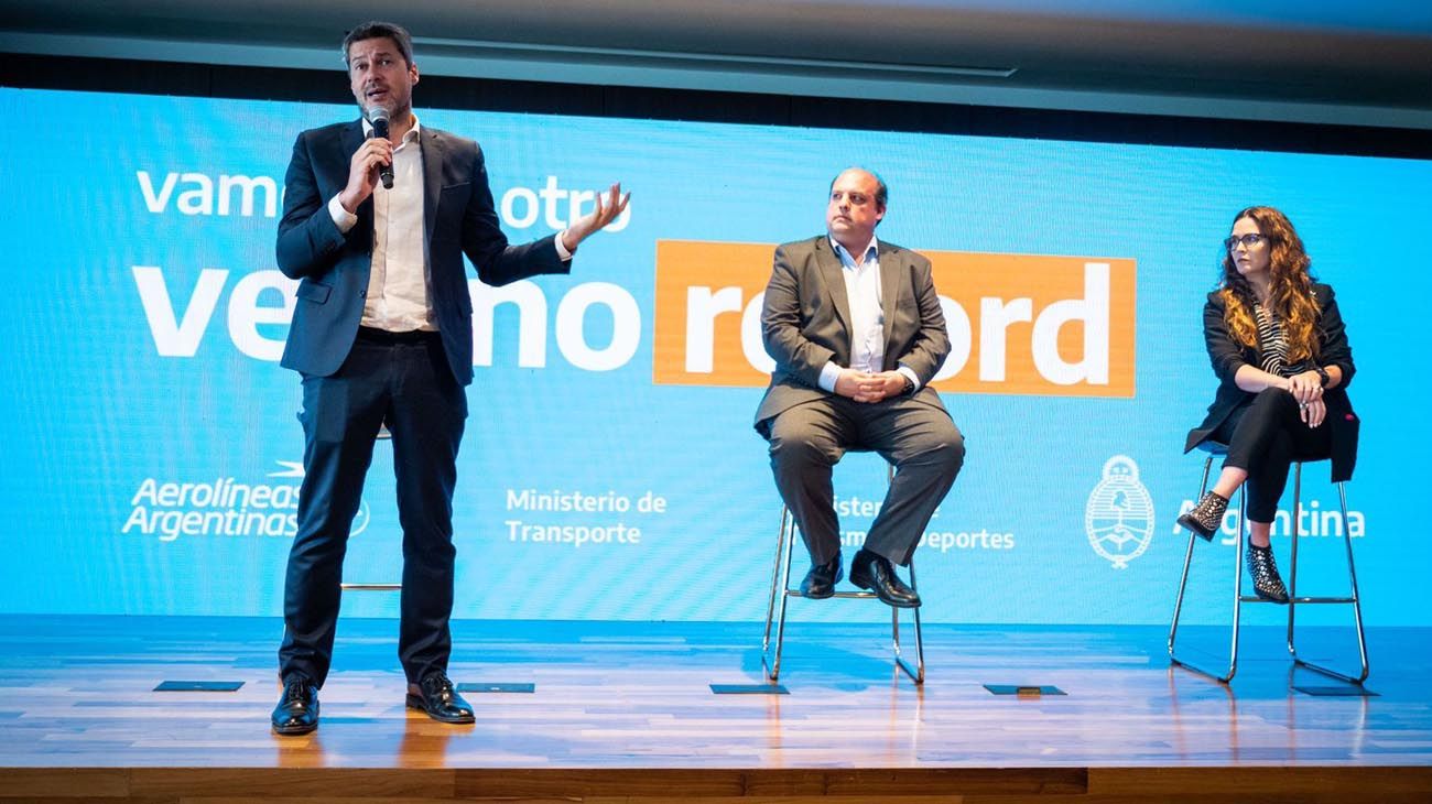 Con más vuelos de Aerolíneas, el gobierno espera otro verano récord
