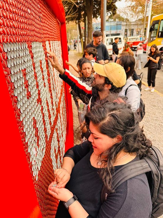 El increíble cartel que instaló una marca para regalar cerveza