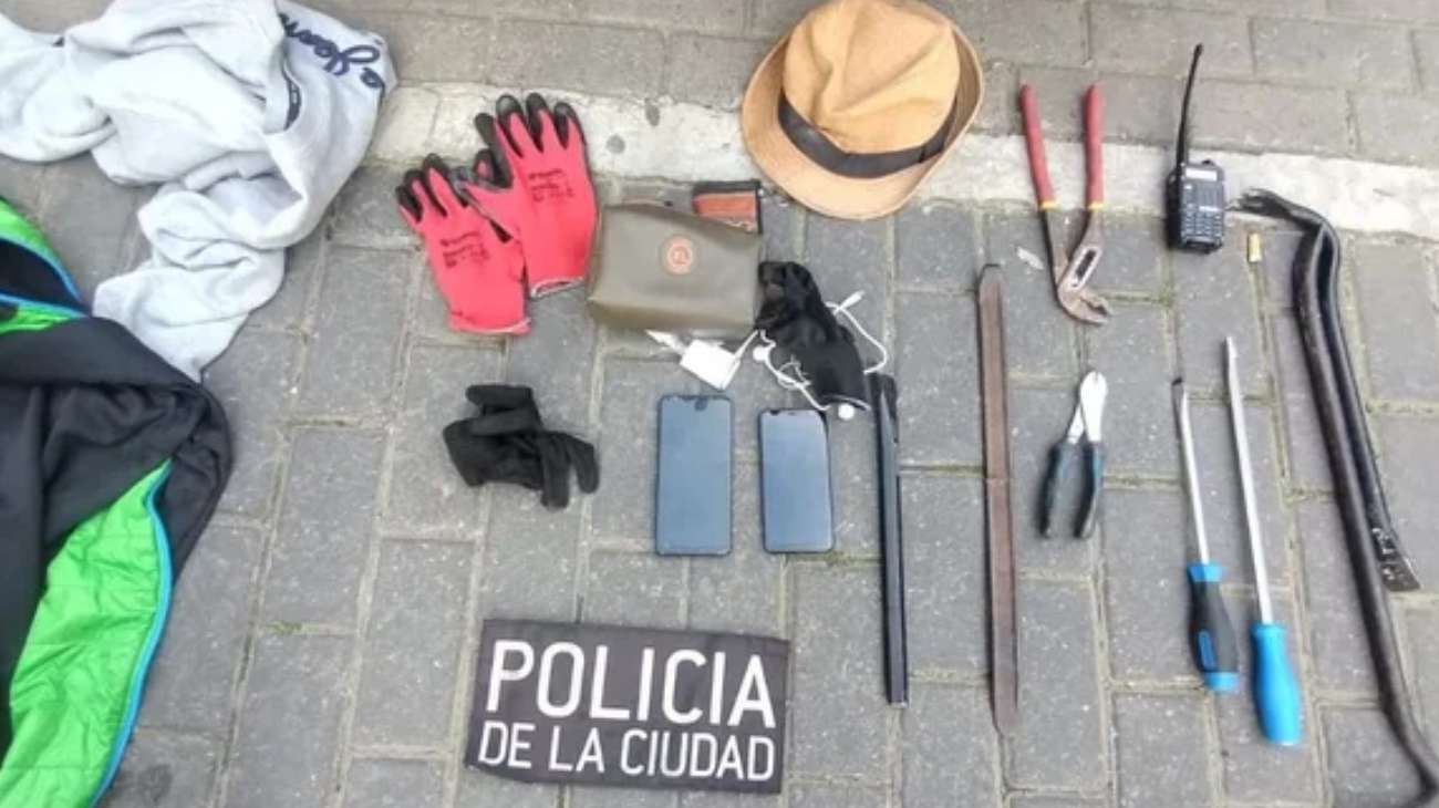 Arrestaron a 2 delincuentes extranjeros en el centro, con un coche robado "preso de los bolardos"