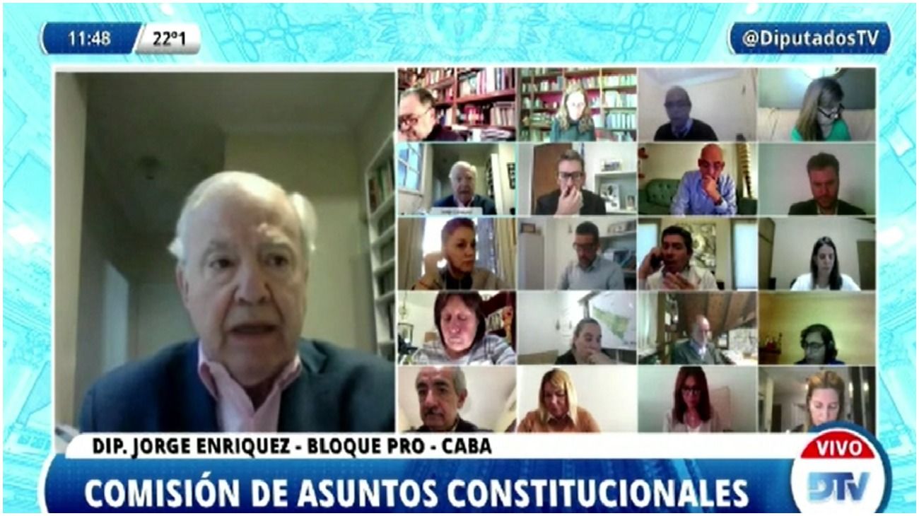 En plena sesión, un diputado olvidó apagar el micrófono y despidió con insultos a un asesor