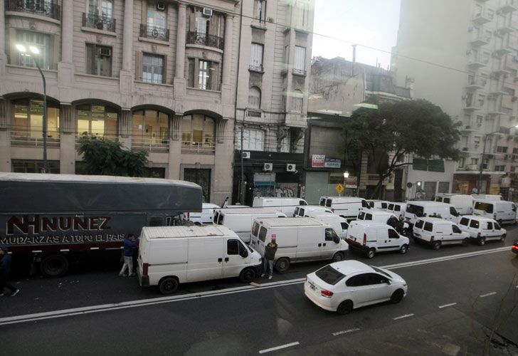 Caos de tránsito en Callao y Rivadavia por protesta de fleteros