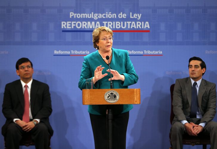 Bachelet promulga ley tributaria para financiar educación pública