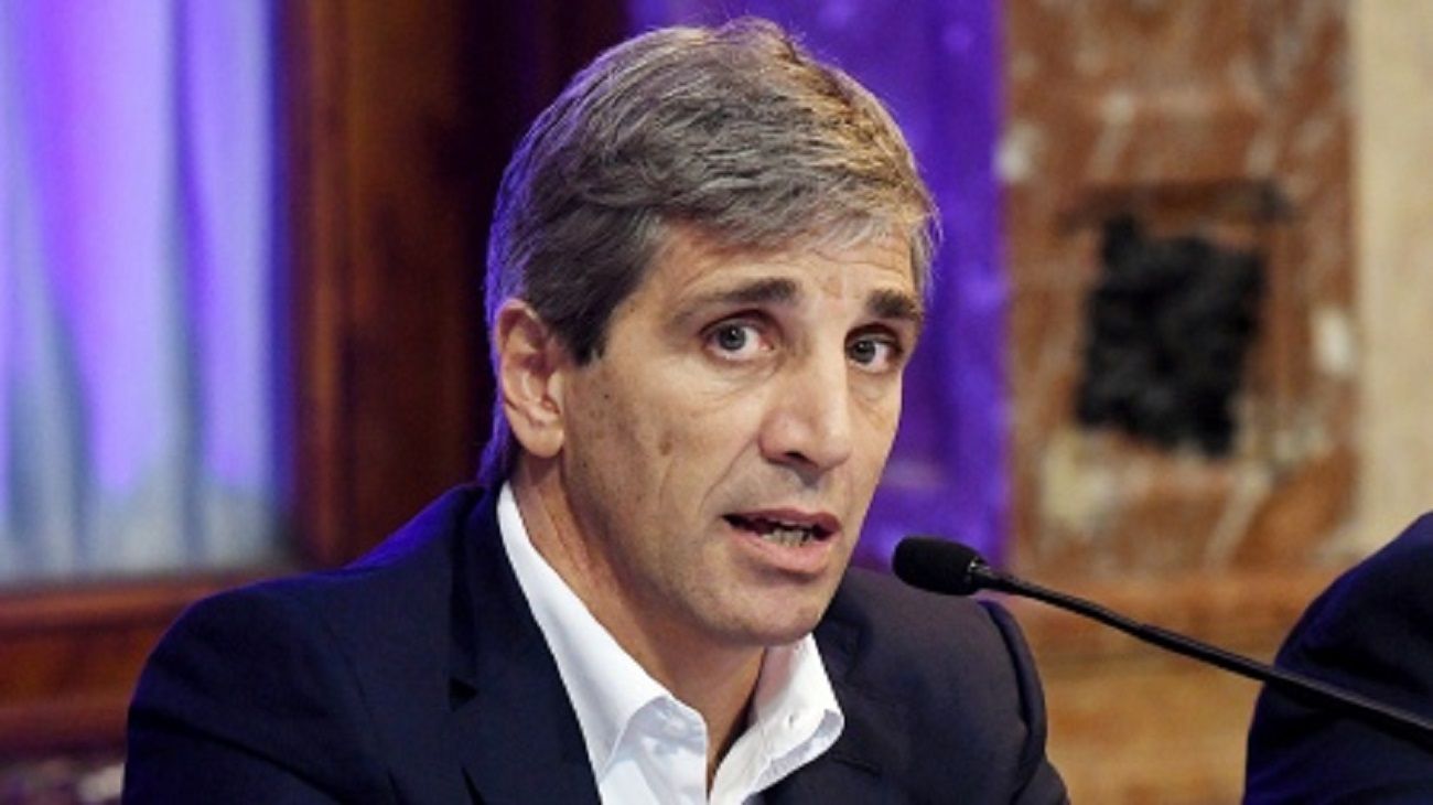 Licuadora de pesos: el dilema del plan Caputo que pone en alerta a los economistas