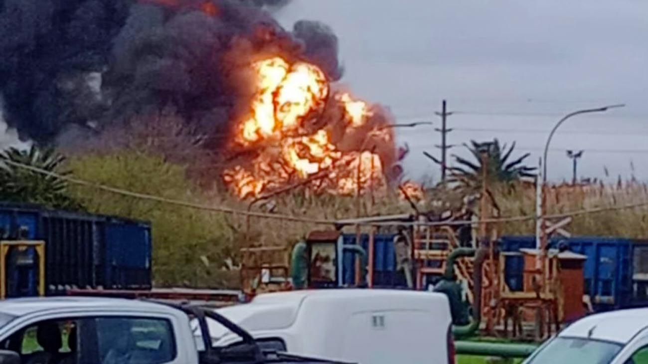 Voraz incendio en la refinería de YPF en Ensenada: fue controlado por 40 bomberos
