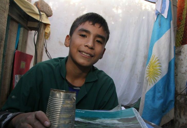 Tiene 12 años y fundó una escuela en el patio de la casa de su abuela