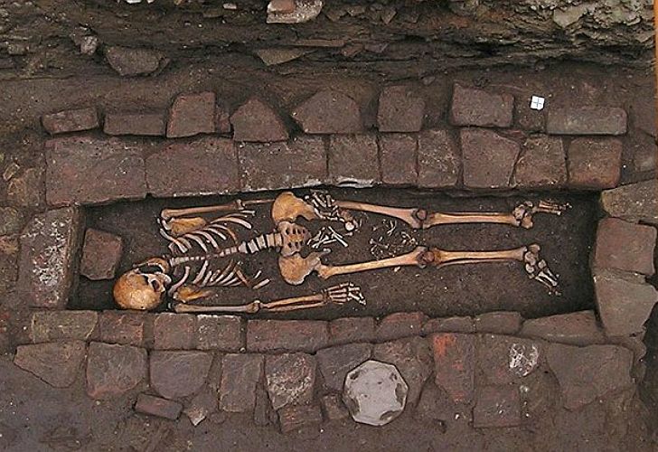 Una tumba medieval revela un estremecedor “nacimiento de ataud”