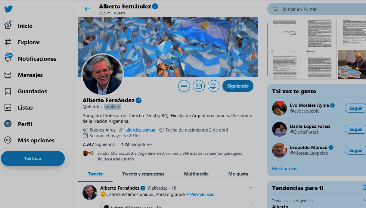 Alberto Fernández terminó su día más difícil contestando tuits de madrugada