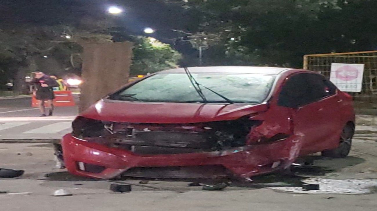 Borracho, chocó un muro de hormigón en Belgrano, se pidió un Uber y abandonó su auto