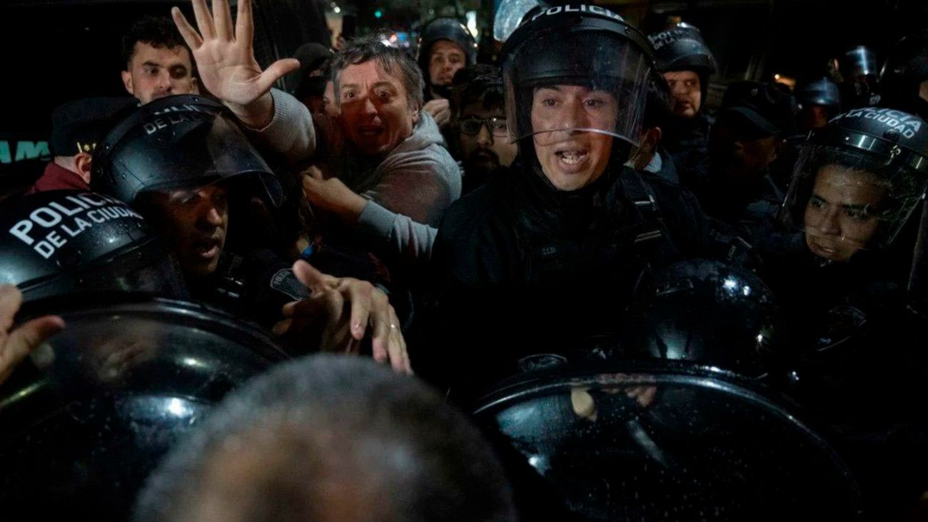 Entre insultos y empujones, la Policía de la Ciudad no dejó pasar a Máximo a ver a Cristina