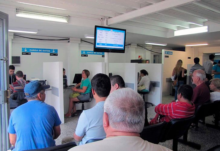 Fue a sacar el registro, le dijeron "fea" y le pidieron que se desnude