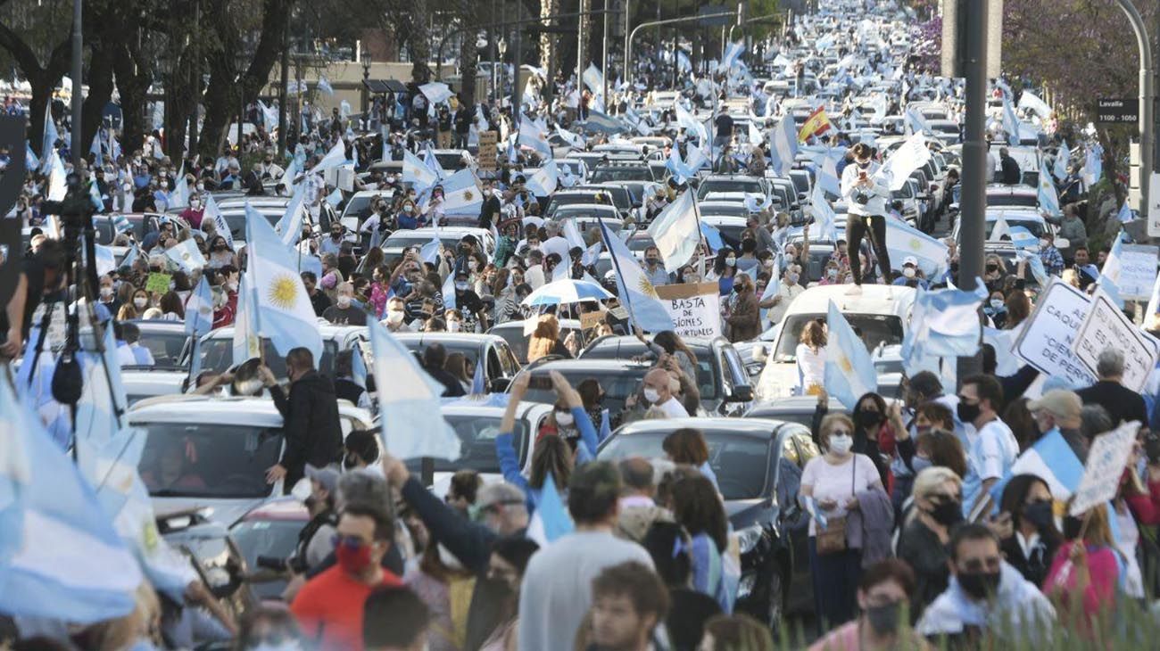 12O: una multitud participó del banderazo contra el Gobierno en todo el país