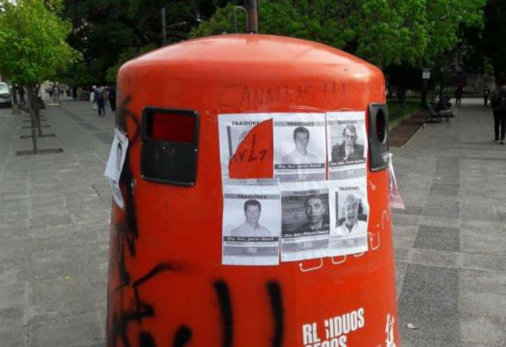Salta: afiches denuncian a los "traidores" que votaron la reforma previsional