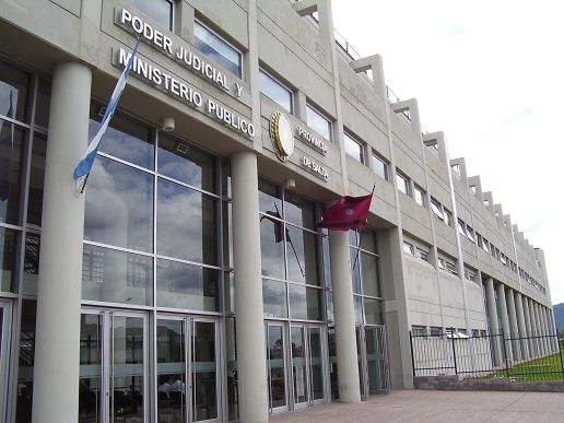 El progenitor se presentó a la justicia y un juez freno la IVE de una joven