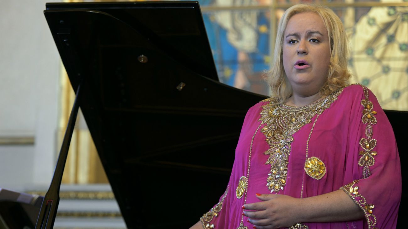 De tenor a soprano, la primera artista transexual que brilla en el Teatro Colón
