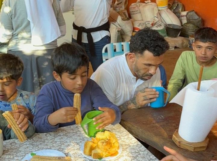 Carlos Tevez visitó un merendero en La Cruz