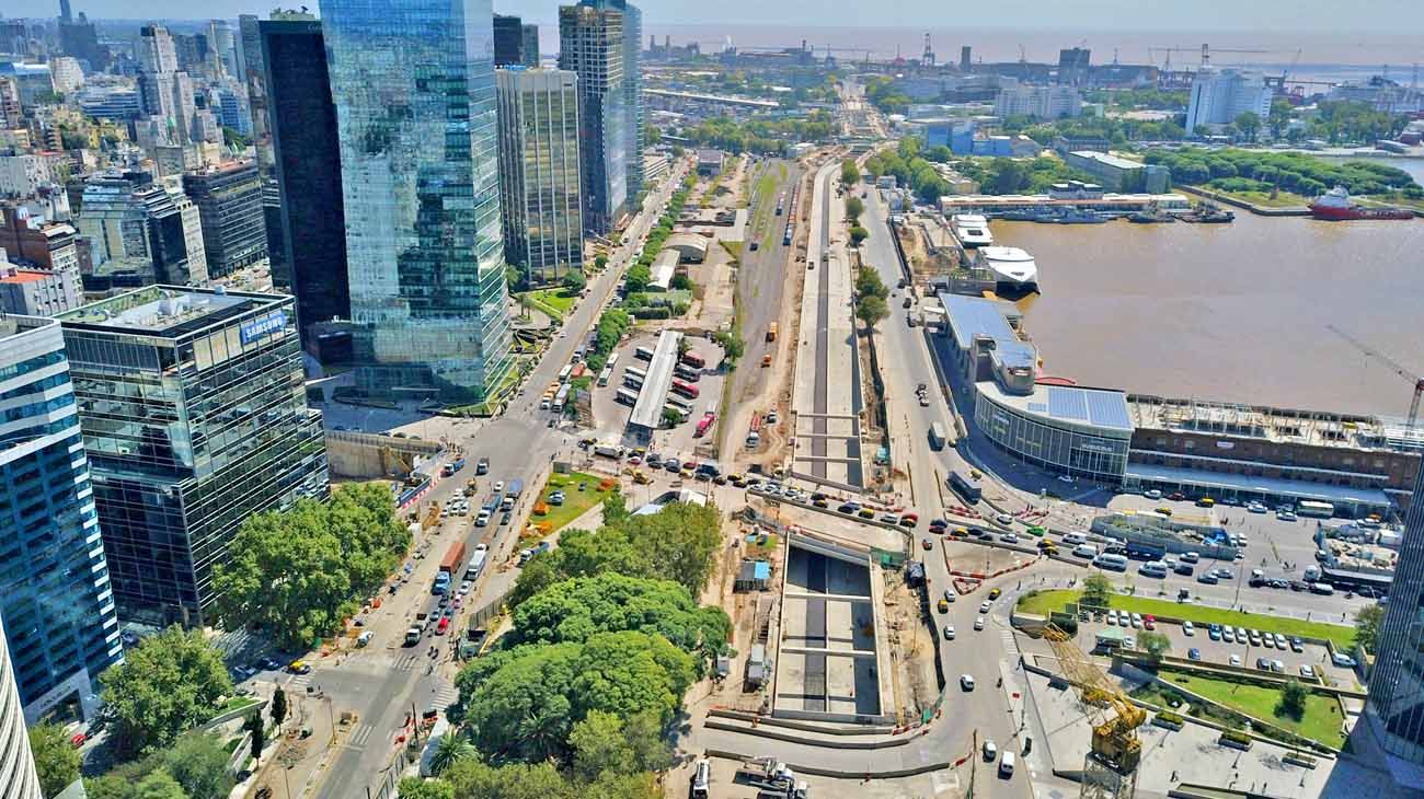 Ya circularon los primeros camiones por el Paseo del Bajo