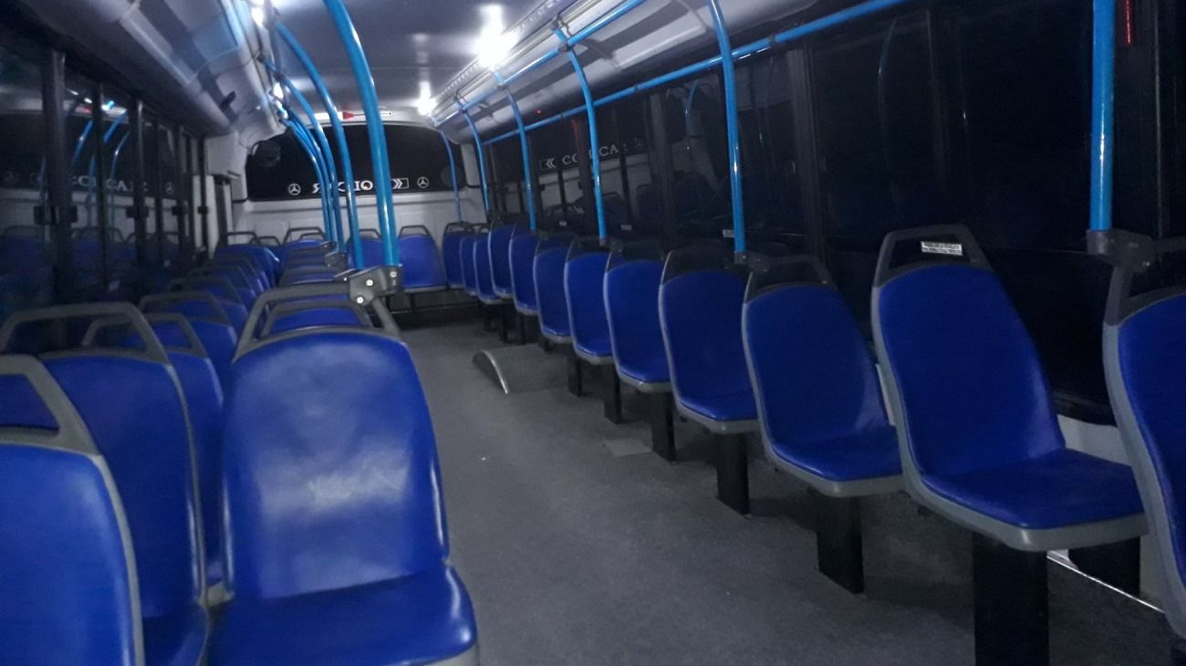 Se quedó dormido mientras viajaba y pasó la noche encerrado en un colectivo