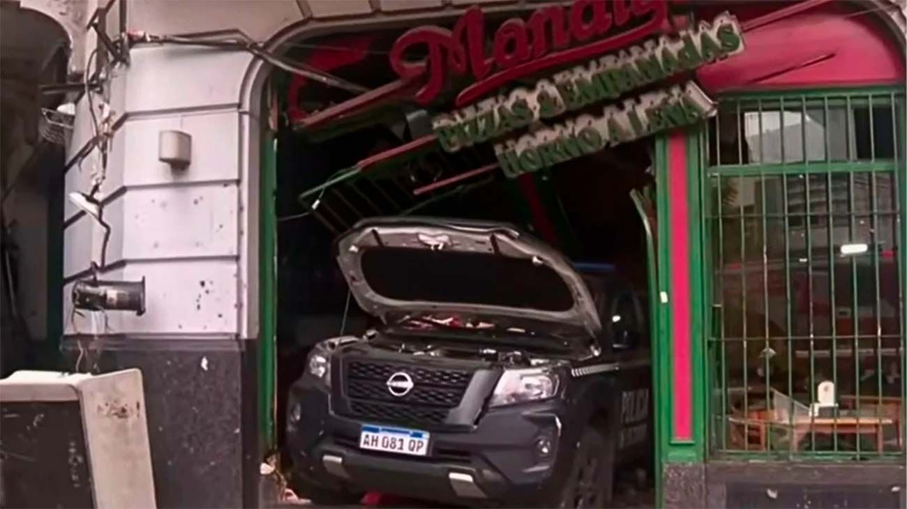 Choque "a la piedra" en Constitución: patrullero a toda velocidad impactó a un colectivo y destruyó una pizzería