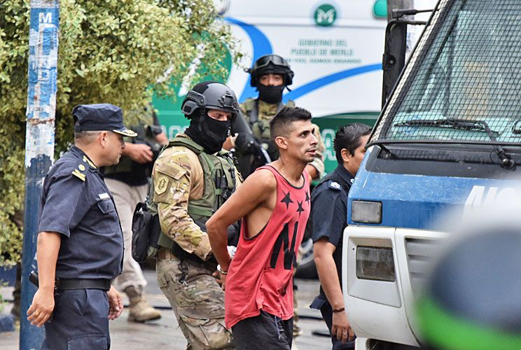 Atan a un preso en una celda, exigen rescate y se amotinan