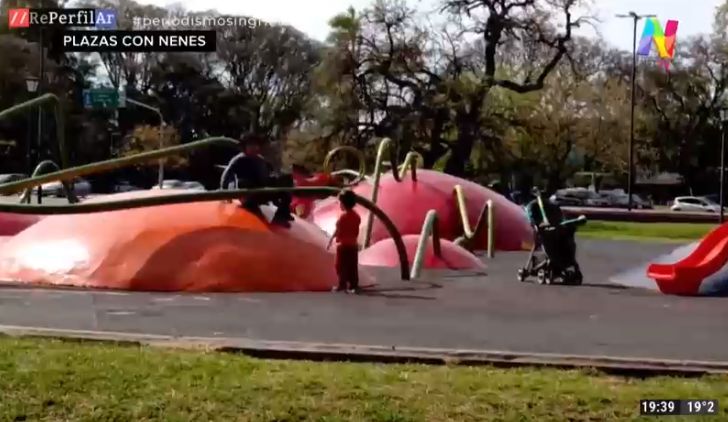 Pese a que no está permitido, los niños usan los juegos de los parques y plazas