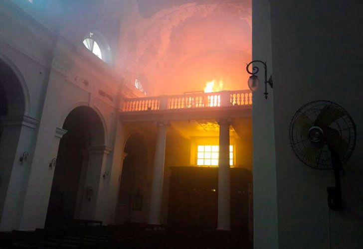 Incendio y peligro de derrumbe en la Catedral de San Nicolás