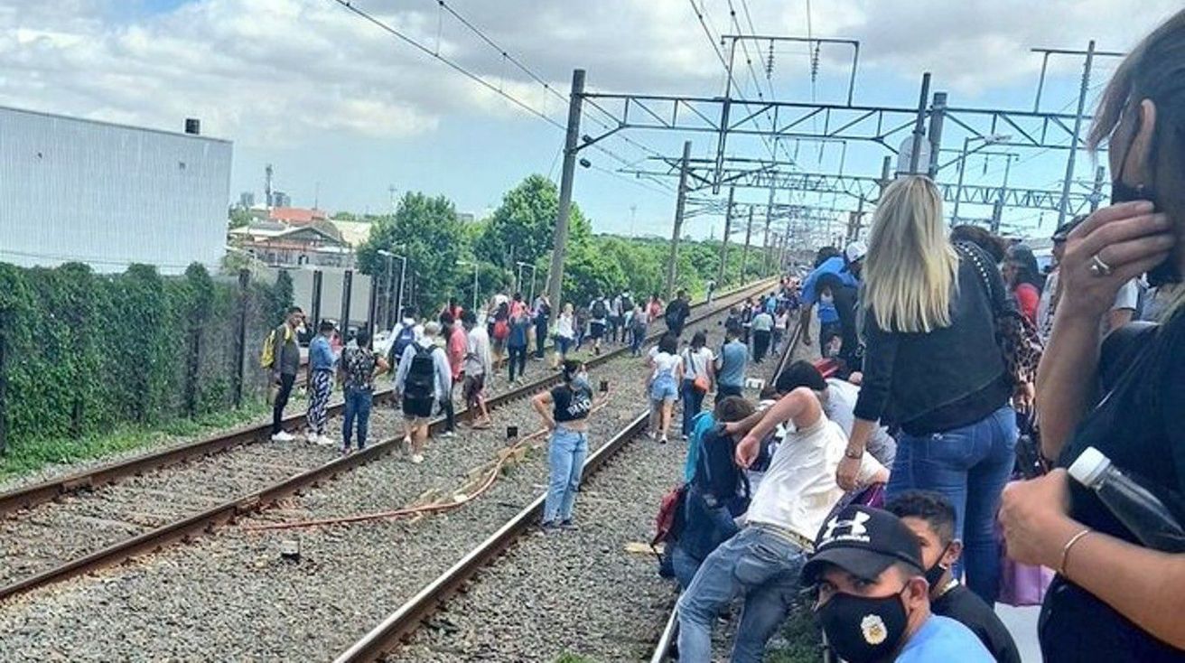 Corte en las vías del Roca: manifestantes impiden que los trenes lleguen a Constitución