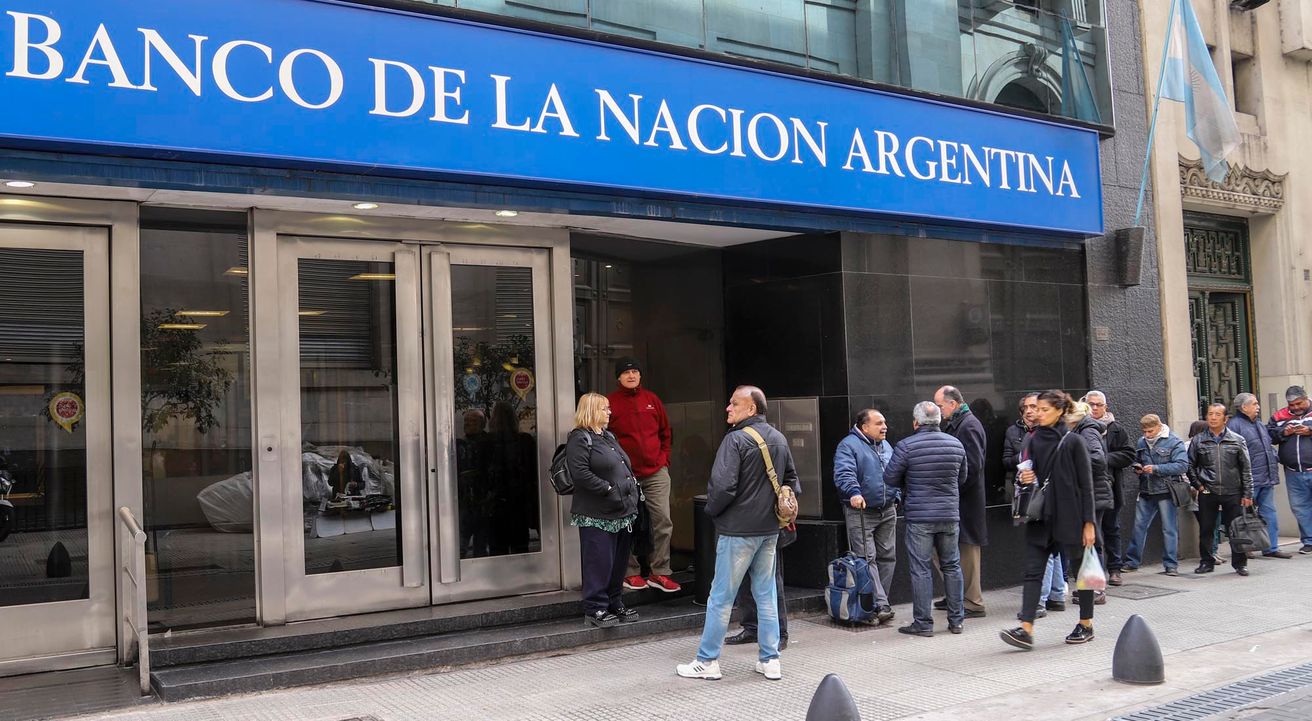 Pese a intervención oficial, el dólar subió a $64 en algunos bancos y el blue llegó a $70
