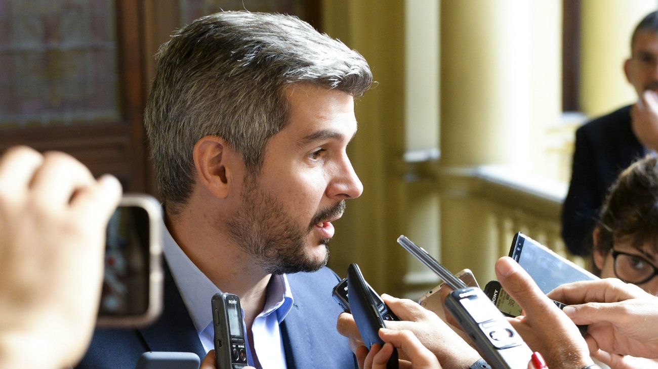 El Gobierno evalúa aumentar impuestos a quienes viajan al exterior