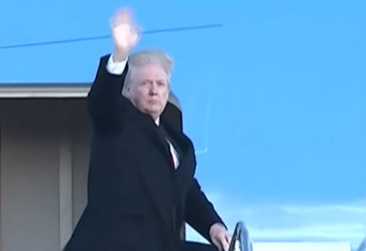 El viento le jugó una mala pasada al cabello de Donald Trump